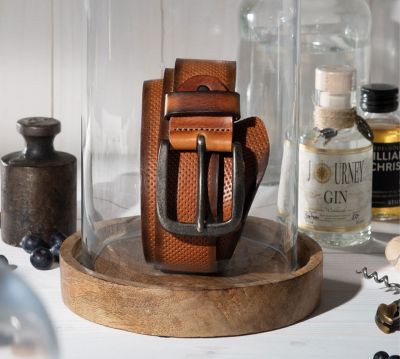 Eingerollter Gürtel unter Glaskuppel