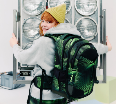 Jugendliche mit Schulrucksack auf dem Rücken