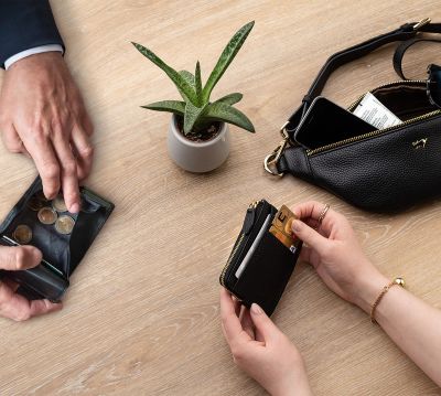Zwei kleine Geldbörsen mit Bargeld und Karten