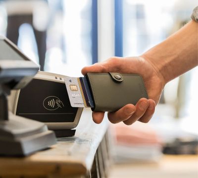 Hand, die eine Geldbörse der Marke Secrid hält