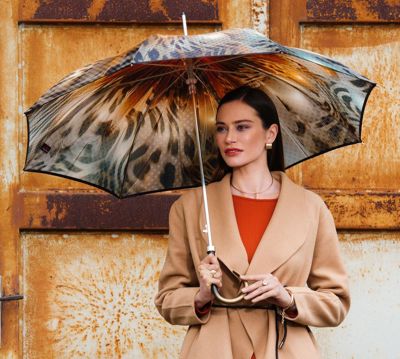Frau unter Regenschirm