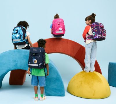 Kinder mit Schulrucksäcken